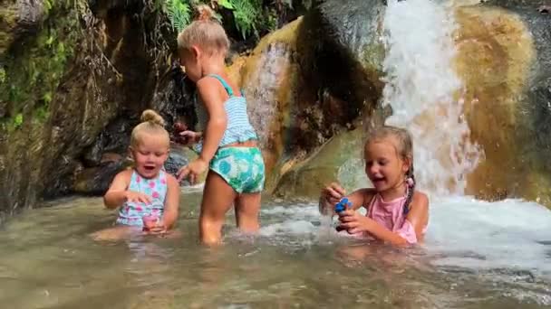Kleine Drillingsschwestern Schwimmen Wasserfall Hochwertige Filmmaterial Drillinge Zwillingsfamilie — Stockvideo
