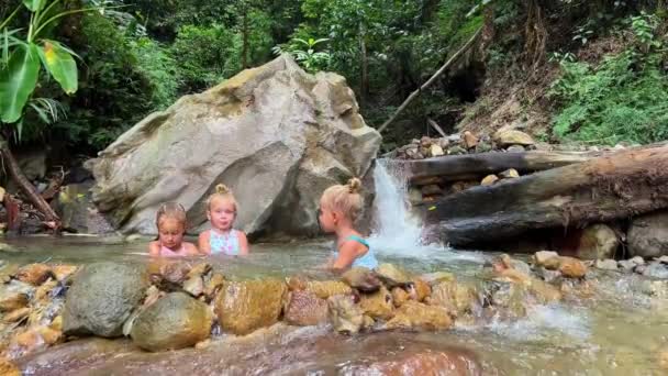 Сестрички Тройняшки Плавают Водопаде Высококачественные Кадры Тройня Близнецов — стоковое видео
