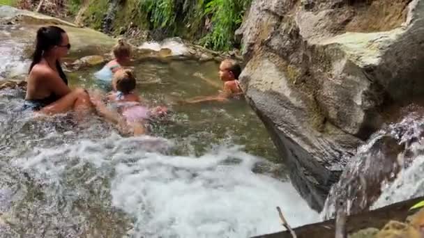 Mama Córkami Tropikalnym Wodospadzie Wysokiej Jakości Materiał — Wideo stockowe