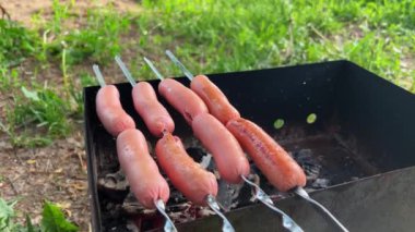 Kömür ızgarasında ızgara sosis. Yüksek kalite 4k görüntü