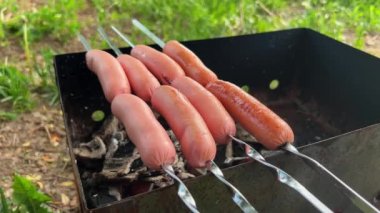 Kömür ızgarasında ızgara sosis. Yüksek kalite 4k görüntü
