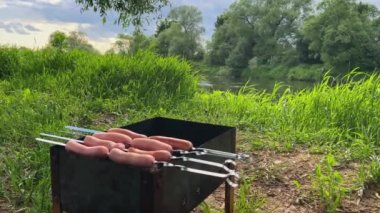 Kömür ızgarasında ızgara sosis. Yüksek kalite 4k görüntü