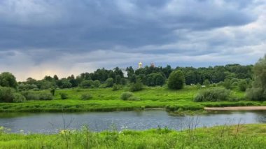 Eski kilisenin yanındaki Rus nehri. Yüksek kalite 4K görüntü.
