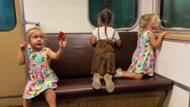 Küçük kızlar, kız kardeşler metroya biniyor. Yüksek kalite 4k görüntü