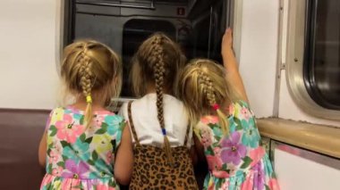 Küçük kızlar, kız kardeşler metroya biniyor. Yüksek kalite 4k görüntü