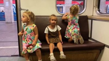 Küçük kızlar, kız kardeşler metroya biniyor. Yüksek kalite 4k görüntü