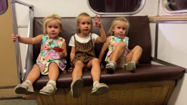 小さな女の子の姉妹が地下鉄に乗っています 高品質の4K映像 — ストック動画