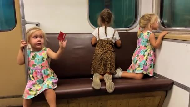 Niñas Pequeñas Las Hermanas Los Niños Viajan Metro Imágenes Alta — Vídeo de stock