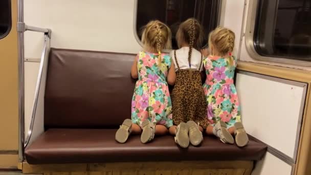 Dívčí Sestřičky Jezdí Metru Vysoce Kvalitní Záběry — Stock video