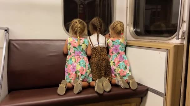 Маленькі Дівчатка Сестри Їздять Метро Високоякісні Кадри — стокове відео