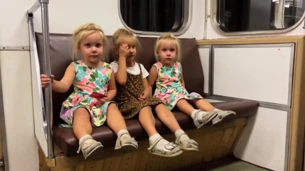 Niñas Pequeñas Las Hermanas Los Niños Viajan Metro Imágenes Alta — Vídeo de stock