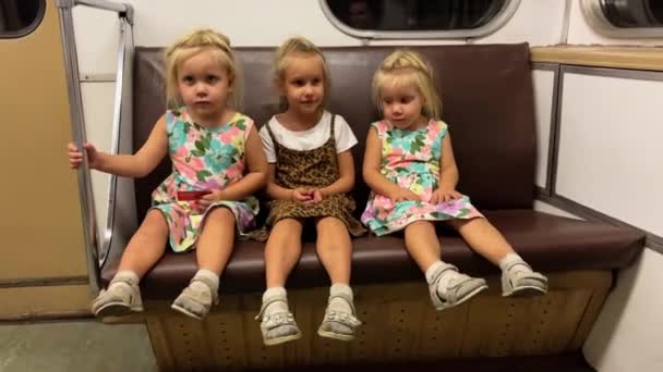 Сёстры Маленьких Девочек Едут Метро Высококачественные Кадры — стоковое видео