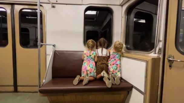 Küçük Kızlar Kız Kardeşler Metroya Biniyor Yüksek Kalite Görüntü — Stok video