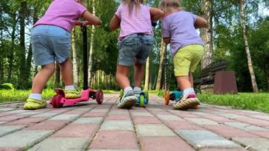 Scooter süren ikiz çocuklar. Yüksek kalite 4k görüntü