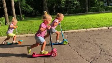 Scooter süren ikiz çocuklar. Yüksek kalite 4k görüntü
