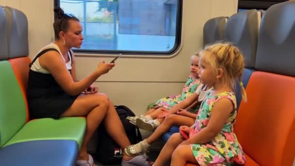 Niños Montando Tren Cercanías Imágenes Alta Calidad — Vídeo de stock