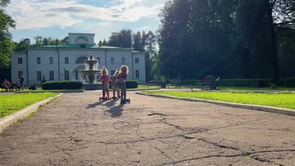 Zwei Kinder Auf Einem Motorroller Hochwertiges Filmmaterial — Stockvideo