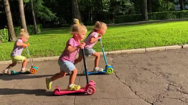 Scooter Süren Ikiz Çocuklar Yüksek Kalite Görüntü — Stok video