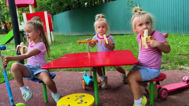 Miúdos Comer Bananas Parque Infantil Imagens Alta Qualidade — Vídeo de Stock