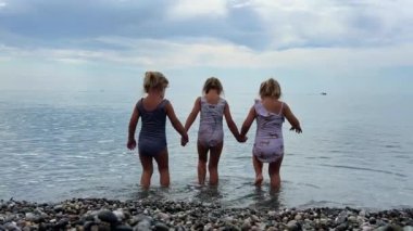 Plajda üçüzler. Yüksek kalite 4k görüntü