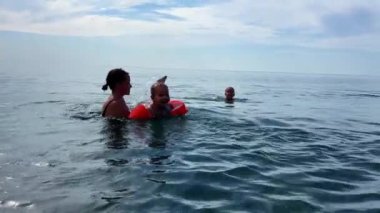 Anne, kızını suya atıyor. Yüksek kalite 4k görüntü