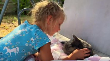 Yavru üçüzler kedi tutuyor. Yüksek kalite 4k görüntü