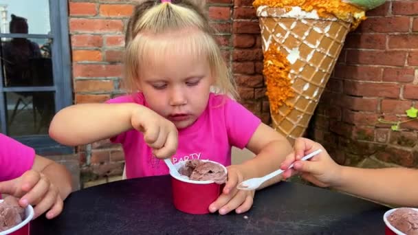Dzieci Jedzące Lody Wysokiej Jakości Materiał — Wideo stockowe