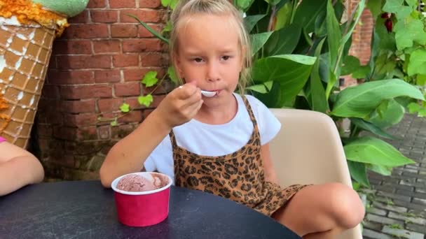 Děti Jedí Zmrzlinu Vysoce Kvalitní Záběry — Stock video