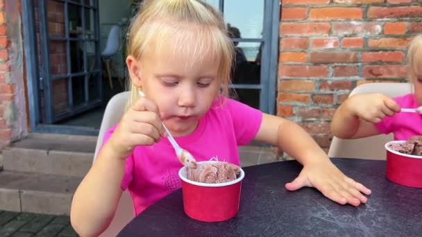 Παιδιά Που Τρώνε Παγωτό Υψηλής Ποιότητας Πλάνα — Αρχείο Βίντεο
