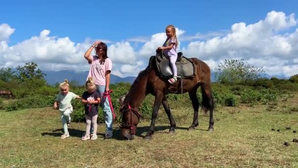 Děti Koněm Vysoce Kvalitní Záběry — Stock video