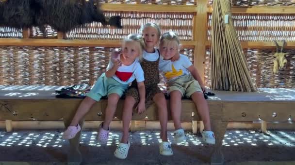 Три Сестры Сидят Высококачественные Кадры — стоковое видео