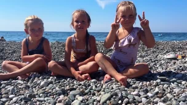 Triplette Sulla Spiaggia Filmati Alta Qualità — Video Stock