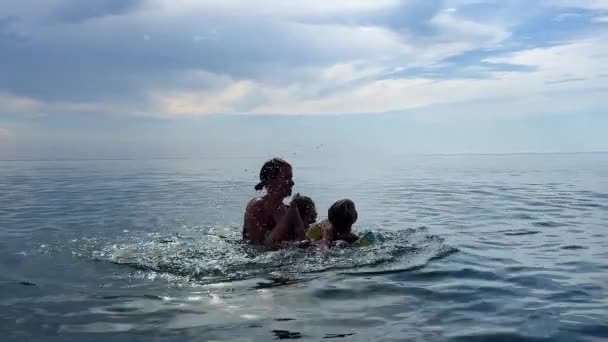 Mãe Atira Filha Para Água Imagens Alta Qualidade — Vídeo de Stock