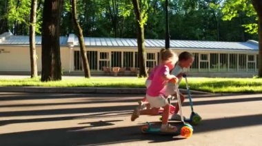 Scooter süren çocuklar. Yüksek kalite 4k görüntü