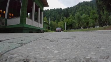 Kırmızı bir minibüs sana doğru geliyor. Yüksek kalite 4k görüntü