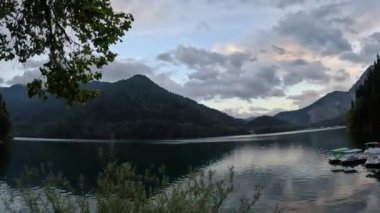 Dağlarla çevrili güzel göl, yaz. Yüksek kalite 4k görüntü