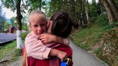 Yaşlı bir adam ve bir kız. Yüksek kalite 4k görüntü