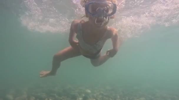 女孩在昏暗的水中潜水 高质量的4K镜头 — 图库视频影像