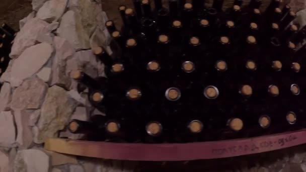 Bottiglie Vino Impilate Nella Cella Del Vino Filmati Alta Qualità — Video Stock
