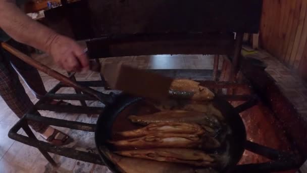 Рыба Сковородке Жарится Огне Высококачественные Кадры — стоковое видео