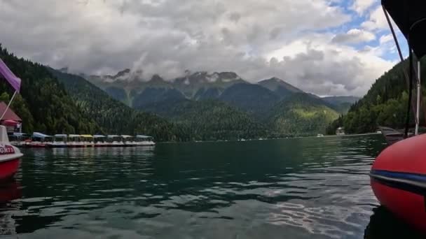山に囲まれた美しい湖 高品質の4K映像 — ストック動画