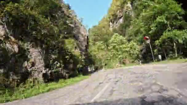 山岳道路で車を運転するタイムラウンド 高品質の4K映像 — ストック動画