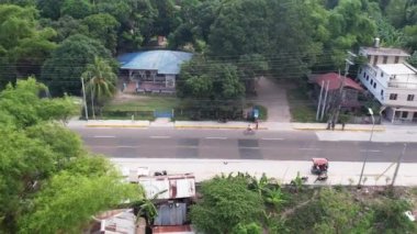 Yeşil çimlerde üç kız kardeş. Yüksek kalite 4k görüntü