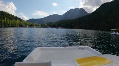 Dağ gölü manzaralı bir katamaran. Yüksek kalite 4k görüntü