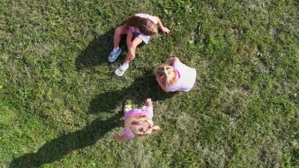 Yeşil Çimlerde Kız Kardeş Yüksek Kalite Görüntü — Stok video
