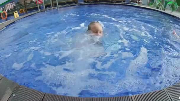 小女孩在按摩浴缸里游泳 高质量的4K镜头 — 图库视频影像
