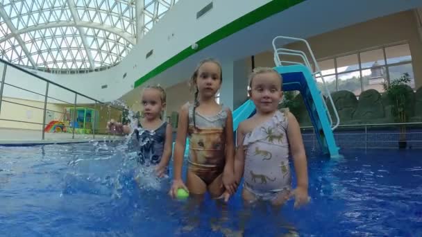 Drillinge Schwestern Kinder Einem Wasserpark Hochwertiges Filmmaterial — Stockvideo