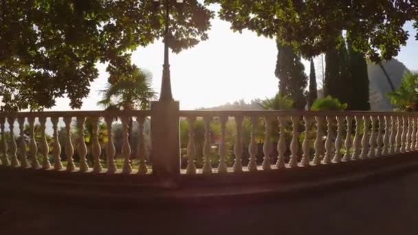 夕阳西下穿过一道白色的栅栏 高质量的4K镜头 — 图库视频影像