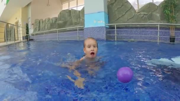 Menina Brincando Com Uma Bola Piscina Imagens Alta Qualidade — Vídeo de Stock