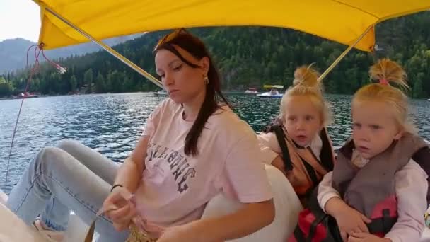 Kinderen Een Catamaran Varen Het Meer Hoge Kwaliteit Beeldmateriaal — Stockvideo
